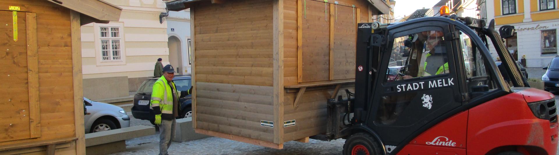 Ausseer Hütte mit Stapler aufgebaut
