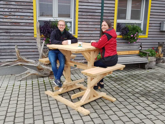 Stehtisch mit Menschen